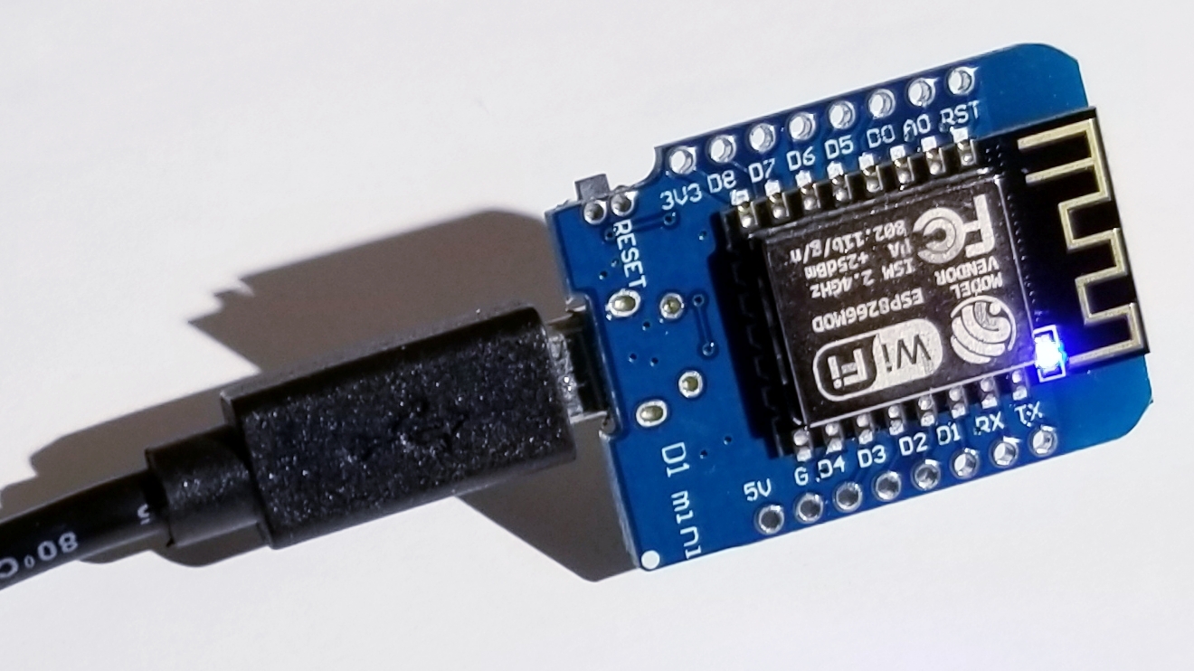 wemos_d1_mini_usb_connected_for_flashing.jpg